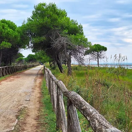 Cozy With Private Garden Near The Apartment Bibione